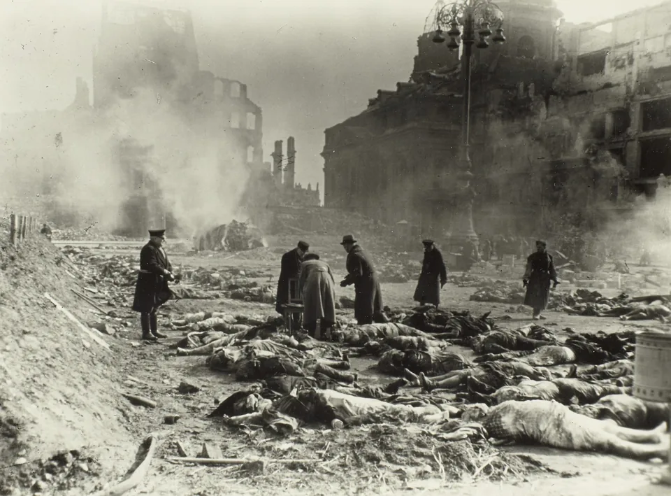 Регистрация погибших на Альтмаркт. 25 февраля 1945 года. Личности людей на этом кадре не установлены.