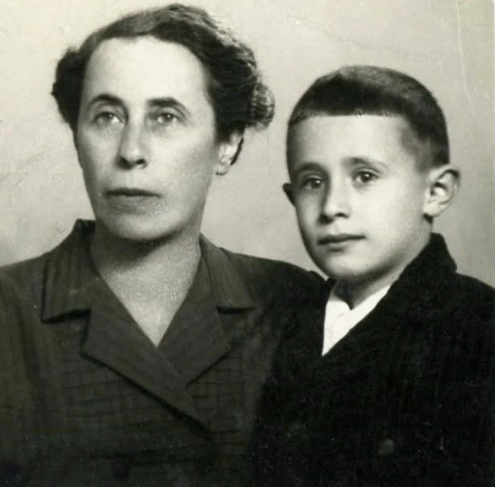Портрет женщины и мальчика, сидящих рядом.