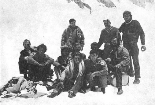 A group portrait on the snow. Sociedad de la Nieve labels it “Last day with the rescuers”; no photographer is named.