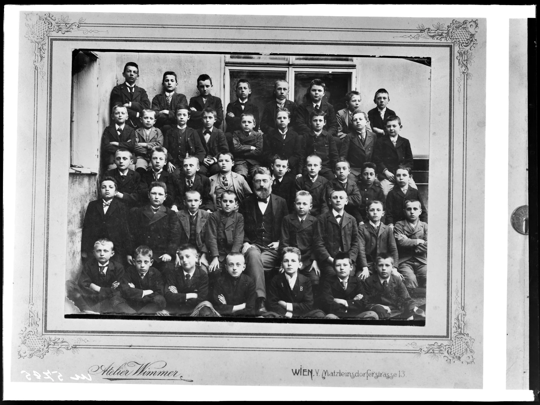 Ученики класса 1.b реального училища в Линце, 1900/01 учебный год. Гитлер стоит крайним справа в верхнем ряду; в центре сидит учитель Оскар Лангер.