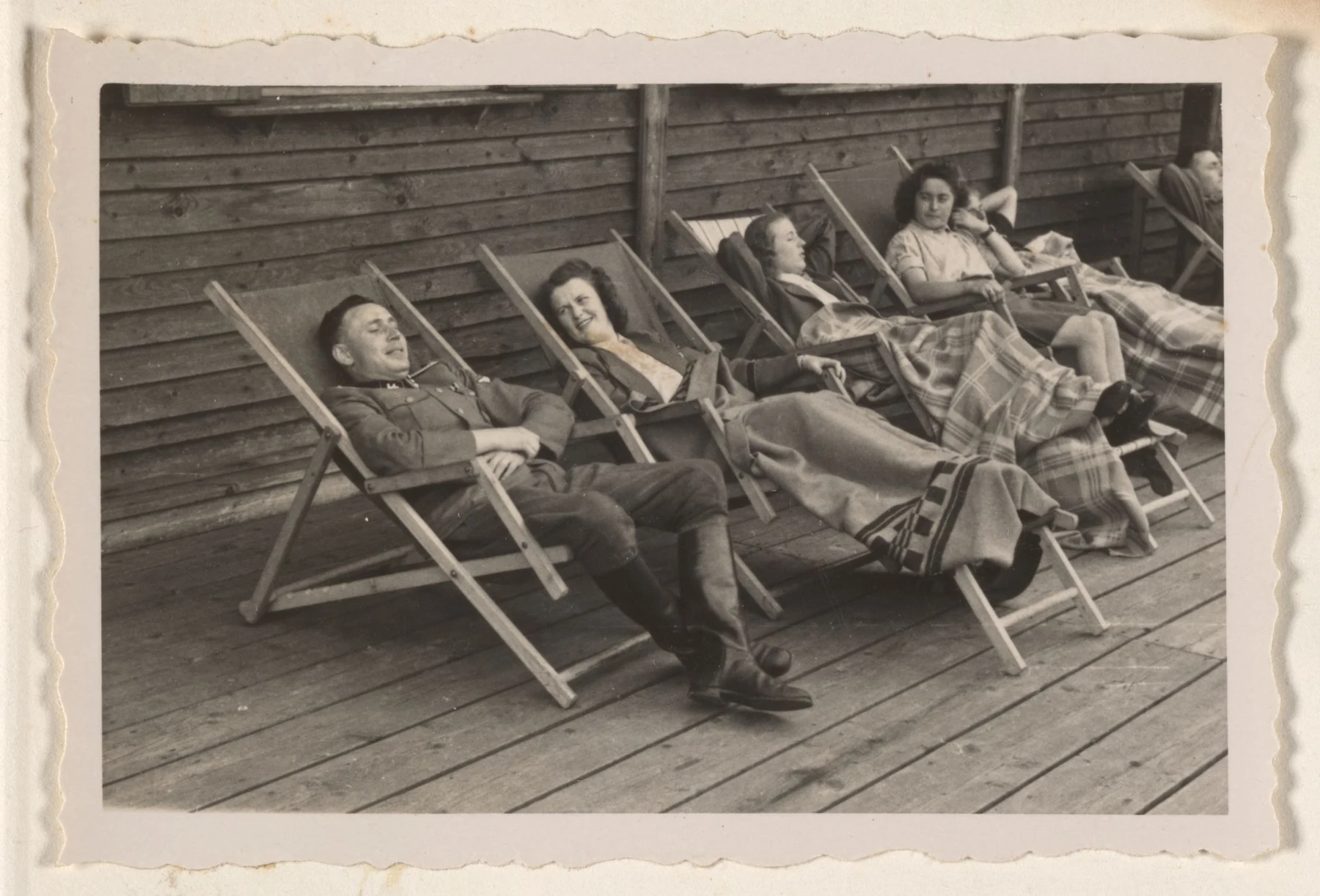 Офицеры и женщины в шезлонгах на террасе Золахютте. Июль 1944 года.