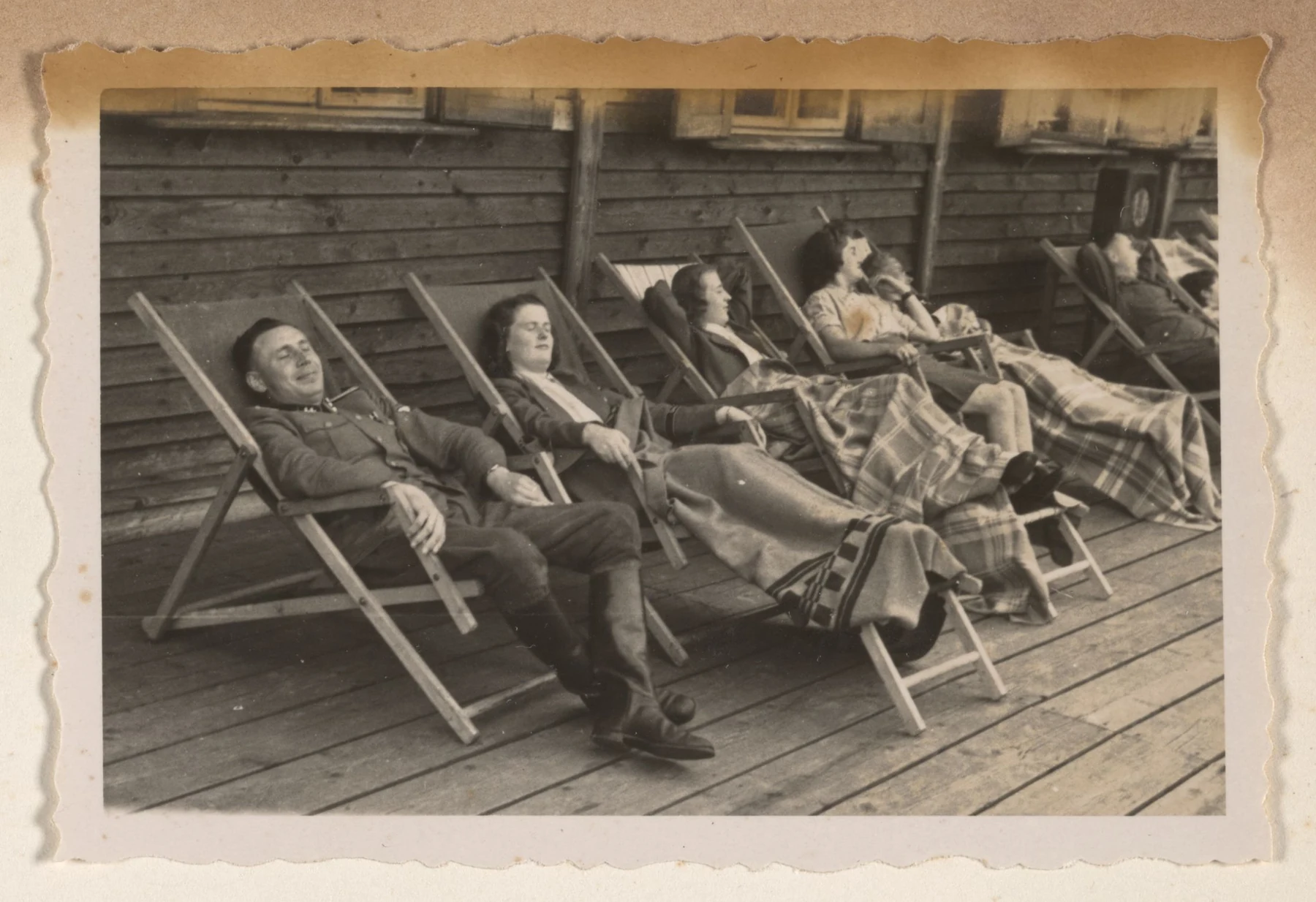 Офицеры и женщины в шезлонгах на террасе Золахютте. Июль 1944 года.