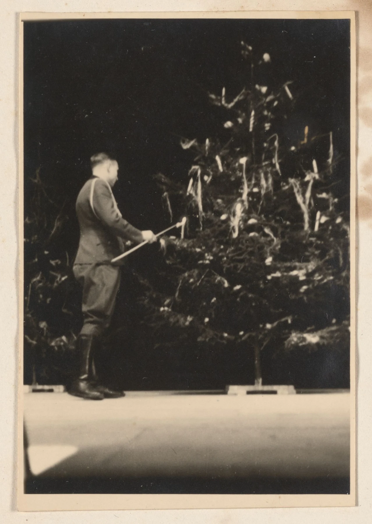 Хёккер у праздничной ёлки в альбоме с подписью «Julfeier 1944». Декабрь 1944 года.