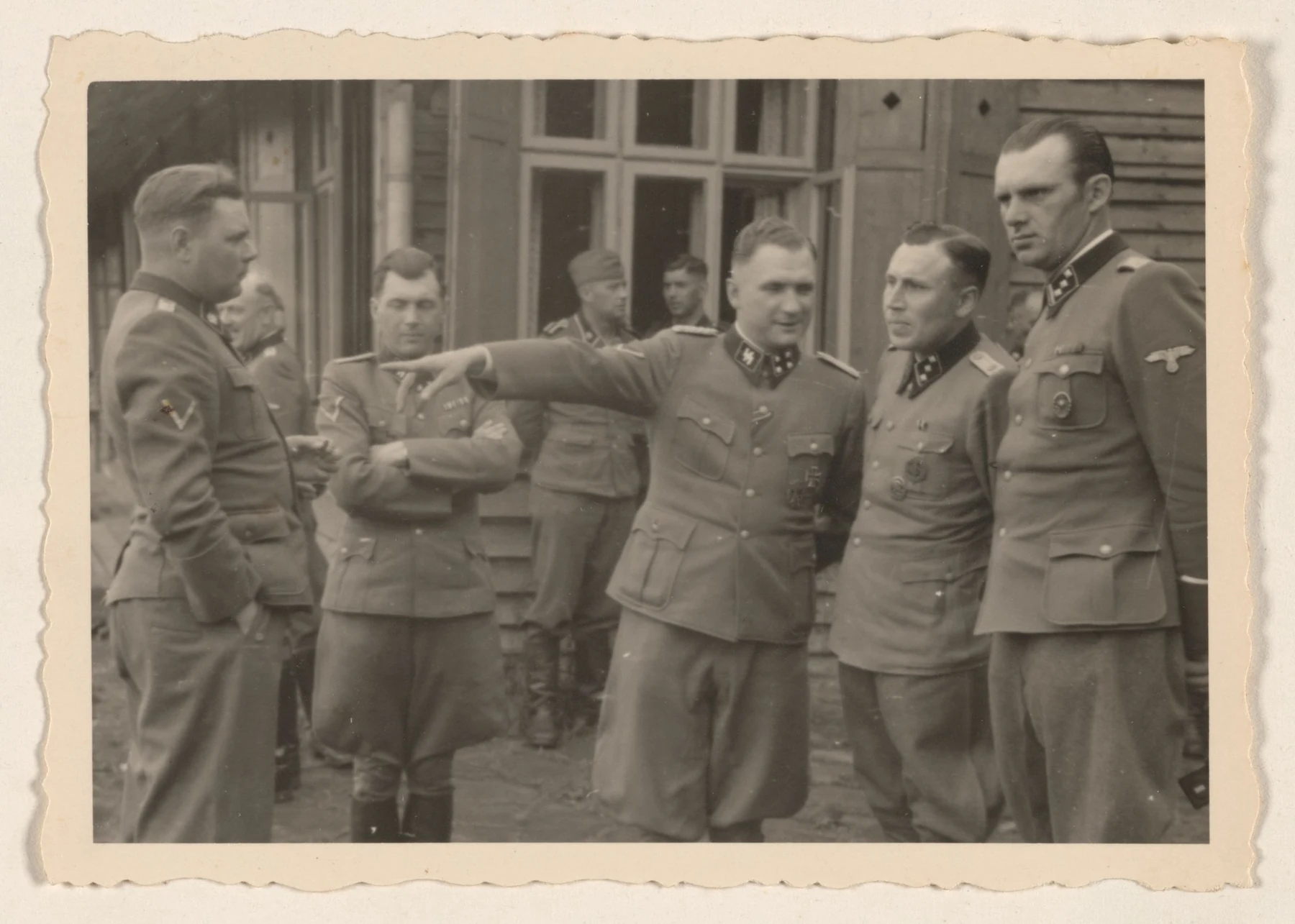 Офицеры СС перед зданием Золахютте. Июль 1944 года.