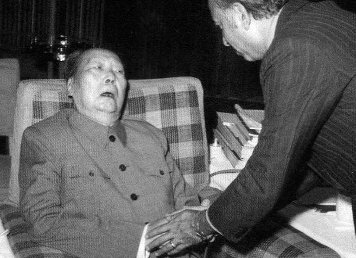 Мао Цзэдун сидит в кресле; премьер-министр Пакистана Зульфикар Али Бхутто наклоняется к нему для рукопожатия