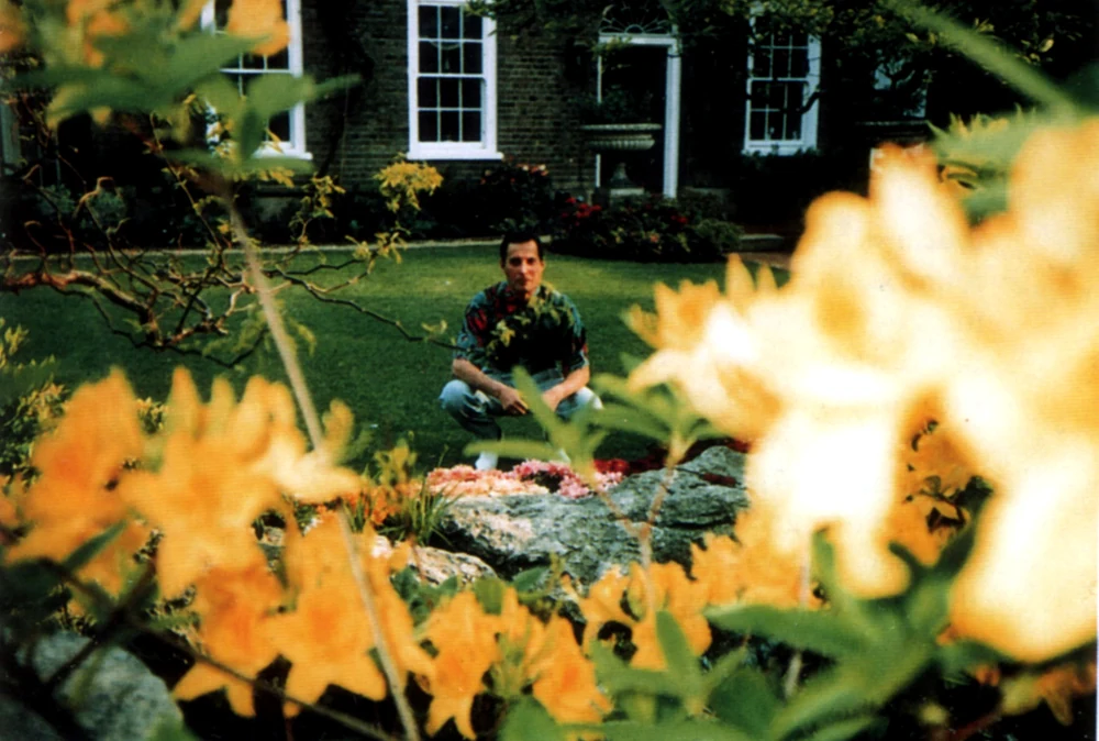 Mercury crouches in the same garden. The publication presents this as a second Hutton photograph; the order of the two exposures has not been established.