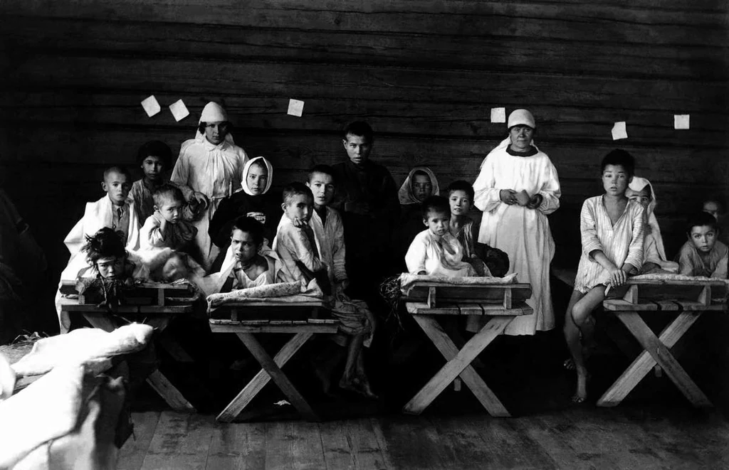 Children being prepared for evacuation in an isolation ward. The catalogue states the destination as Bashkiria. Chelyabinsk, 1922.