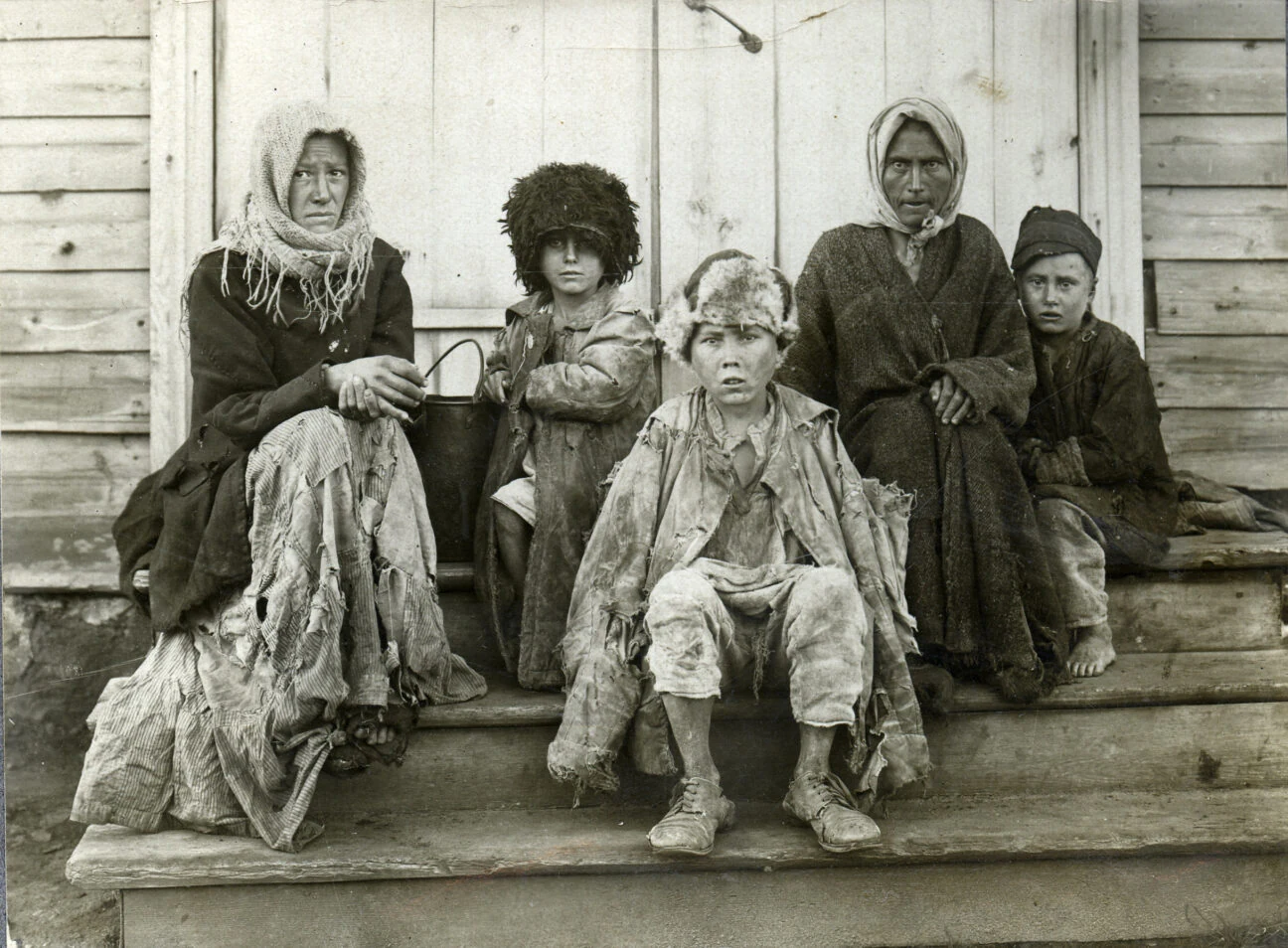 Women and children outside a Chelyabinsk lodging house. Album caption: “After sleep”. 1921-1922.