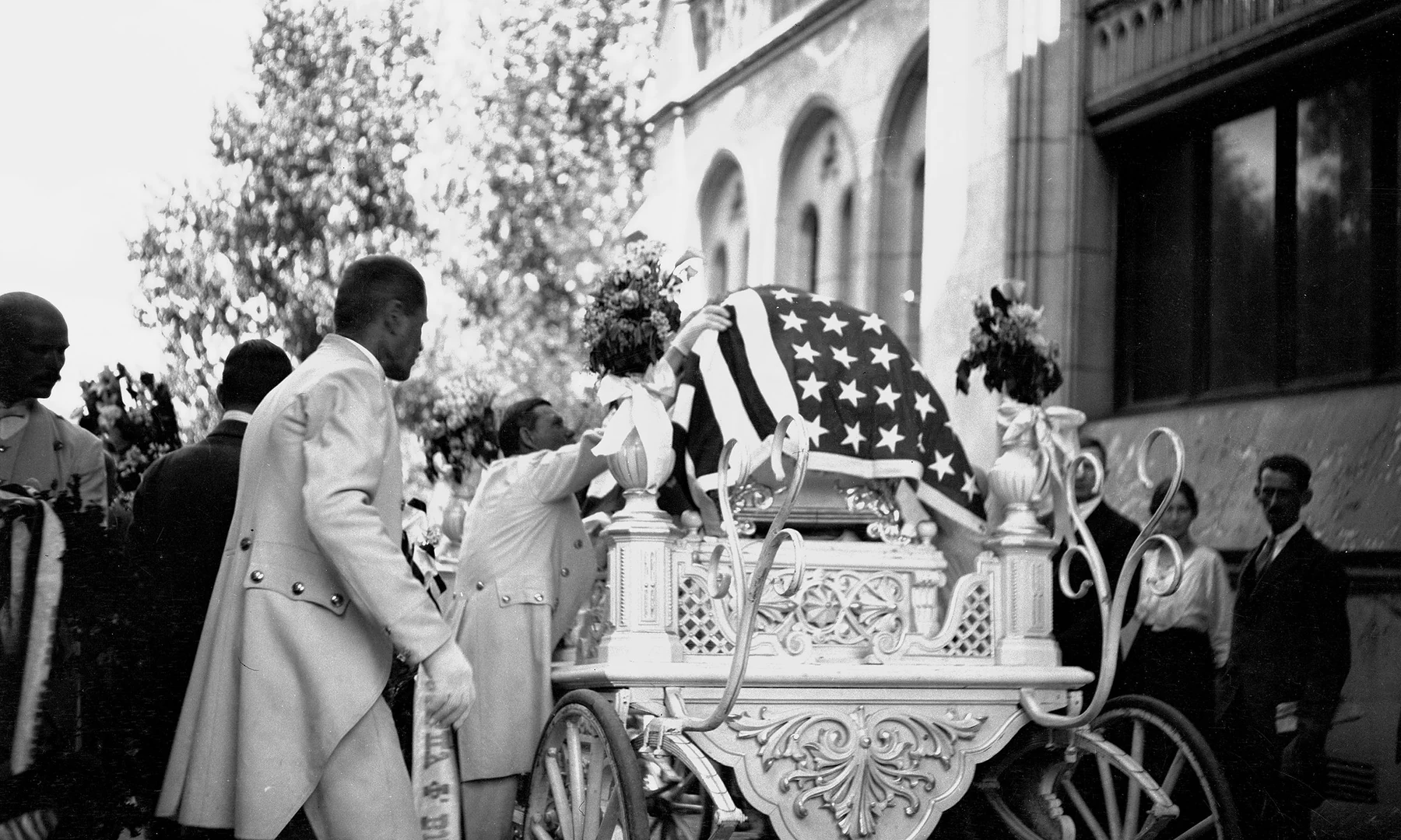 Harold Blandy’s coffin, draped in an American flag, during his funeral procession. Moscow, May 1922.