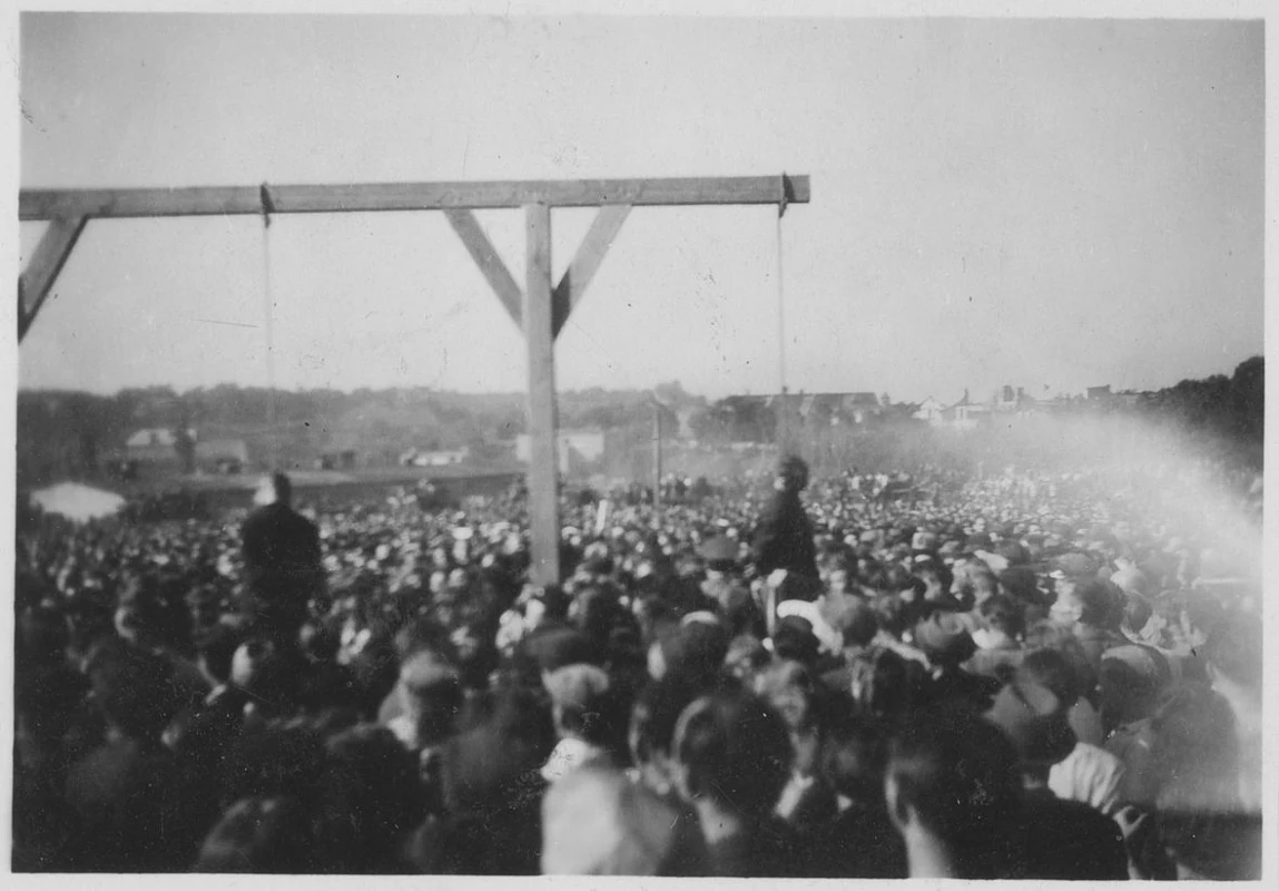 A crowd surrounds the place where those sentenced in the first Stutthof trial were publicly executed. Gdańsk, 4 July 1946.