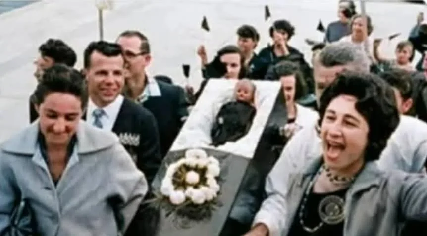 A modern, cropped colour version of the first photograph. Neither colourist nor method is known; the colours are not historical evidence.